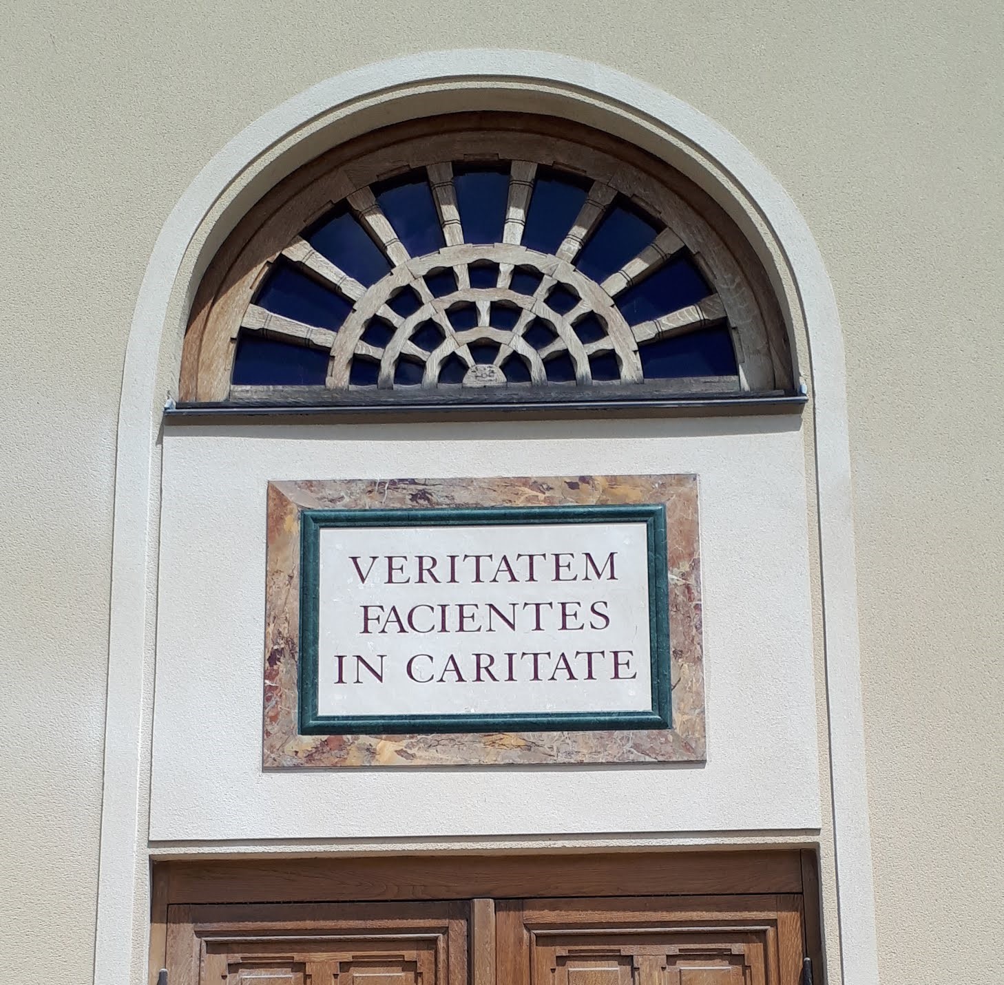 Façade-chapelle-Bosco-devise 2